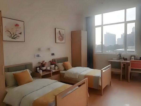 记者：阿代米赛后在更衣室和大家说了很抱歉，他很难过