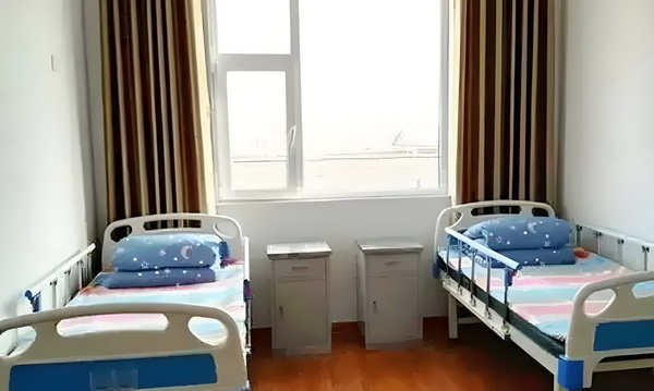 佟丽娅儿子正脸曝光，五官气质超像爸爸