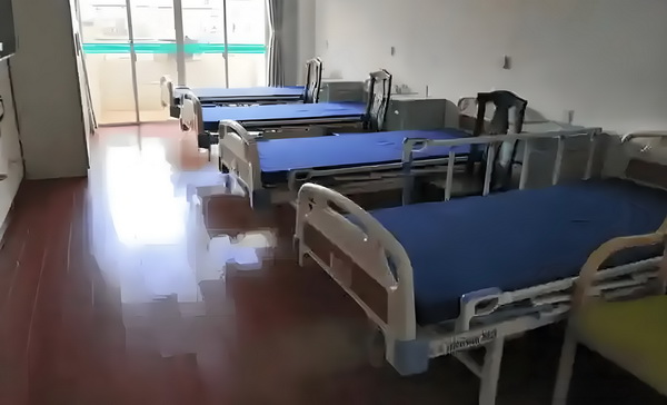 佟丽娅儿子正脸曝光，五官气质超像爸爸